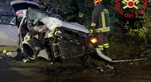  l'auto si è ribaltata ed è finita contro un albero