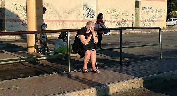 La foto dell'anziana in attesa sotto il sole al capolinea di Fara Sabina