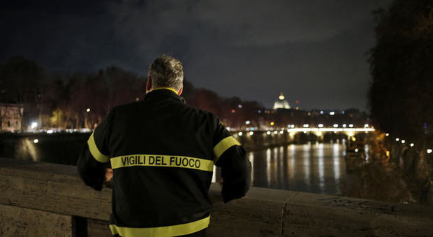 immagine Cade nel Tevere da ponte Sisto, salvato dai vigili del fuoco