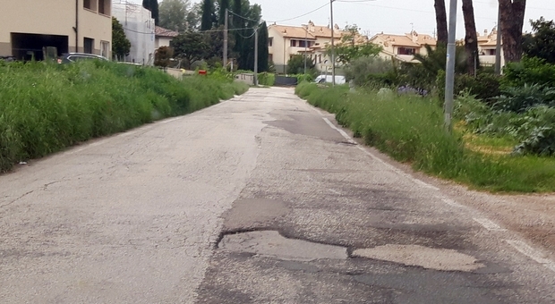 Foligno, l’appello dei cittadini: “asfaltate via Maceratola”