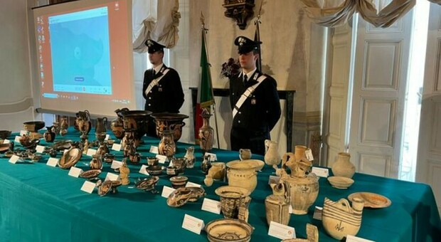 Ceramiche, vasi e anfore provenienti dalla Puglia: collezione archeologica illegale recuperata da carabinieri