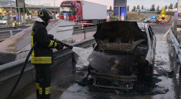 San Benedetto, paura all'ingresso dell'autostrada A14: l'auto prende fuoco a pochi metri dal casello