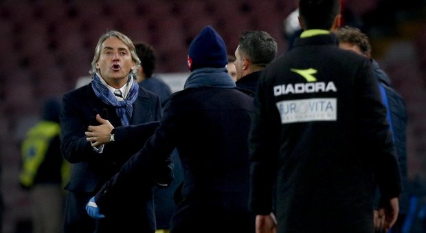 La lite Sarri-Mancini nel finale di Napoli-Inter