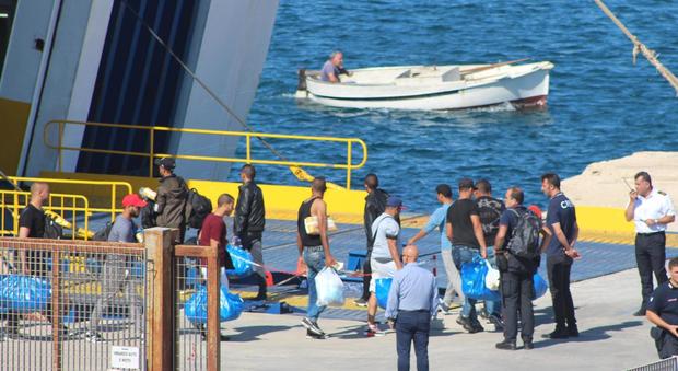 "Cinque tunisini hanno tentato di violentarmi a casa mia": la denuncia choc di una donna di Lampedusa
