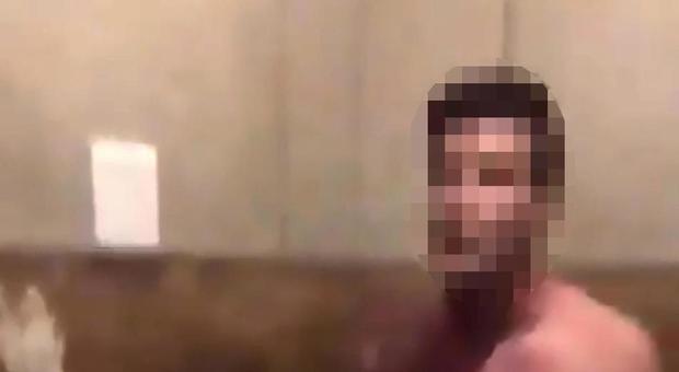 Pedofilo nudo nel bagno di un ristorante con una bambina di 6 anni linciato dalla folla