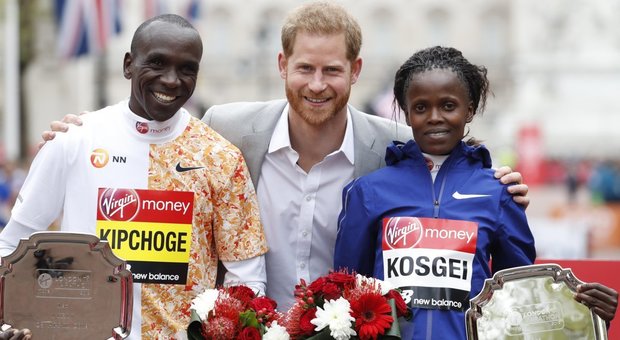 immagine Harry d'Inghilterra in premiazione alla maratona di Londra