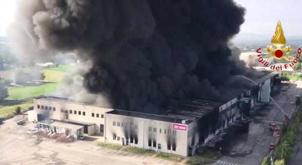 Incendio a Faenza, tonnellate di materiale in fiamme: nube nera visibile a chilometri