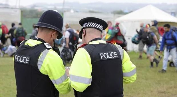 Rave illegali dopo lockdown nel Regno Unito: un morto, uno stupro e 3 ragazzi accoltellati