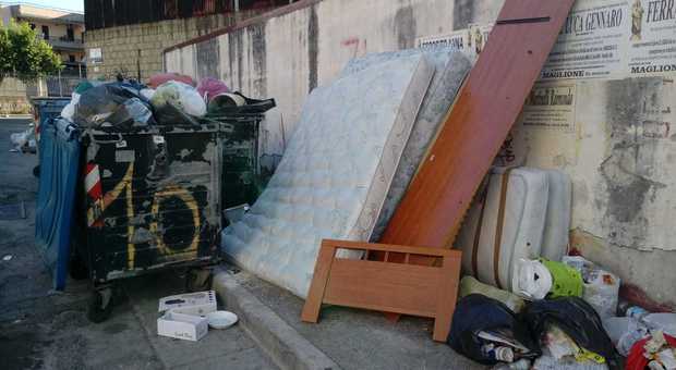 Rifiuti a Napoli: ingombranti buttati in strada e non raccolti a Ponticelli