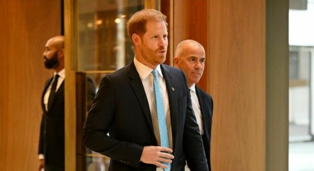 Harry arriva a Londra (sorridente) ma Re Carlo fugge in Scozia: «Il principe non vuole vederlo». Meghan Markle grande assente, ecco perché Harry arriva a Londra (sorridente) ma Re Carlo fugge in Scozia: «Il principe non vuole vederlo». Meghan Markle grande assente, ecco perché