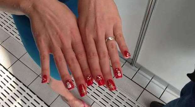 Federica con le unghie "natalizie" annuncia: «Novità per il 2014»