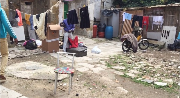 Napoli, il ritorno dei migranti dopo lo sgombero: «Dormiamo nelle case pericolanti»