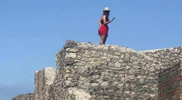 Scavi di Pompei, l’ultimo scempio: turista sul tetto delle Terme per un selfie