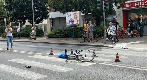 Ciclista travolto da uno scooter Aprilia in pieno centro: è caccia al pirata