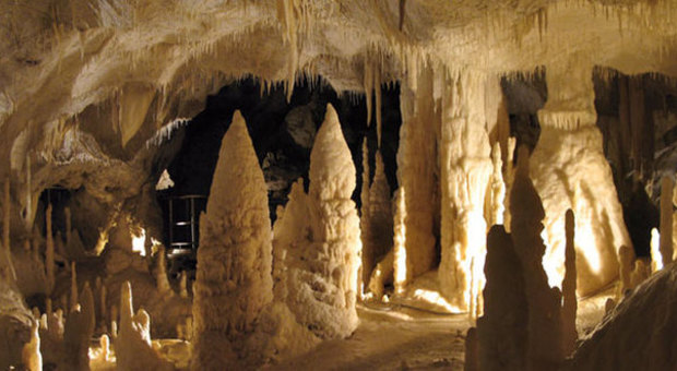 Yoga, meditazione e canto dei mantra all'interno delle Grotte di Frasassi