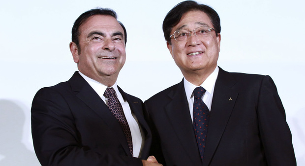 A sinistra Carlos Ghos presidente e Ceo di Nissan Motor Co. mentre stringe la mano Osamu Masuko presidente e Ceo di Mitsubishi Motors