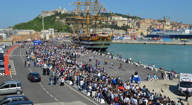 Ancona, traffico in tilt per la Vespucci Migliaia di persone in fila per la visita