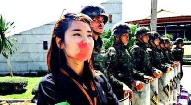 Thailandia, licenziata la giornalista che ha sfidato la repressione del regime