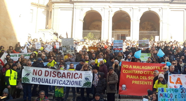 Roma, protesta in Campidoglio contro la discarica a Monte Carnevale