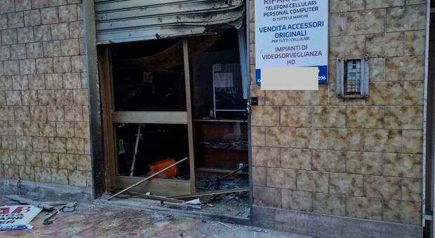 Il negozio danneggiato da una bomba carta a Scafati