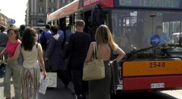 Roma, senza patente si schianta contro il bus con l'auto rubata: nel cellulare aveva foto pedopornografiche