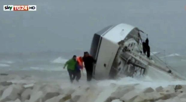 immagine Barca sugli scogli per il maltempo a Rimini