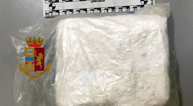Inseguimento da far west nel Napoletano, centauri si disfano di 550 grammi di cocaina