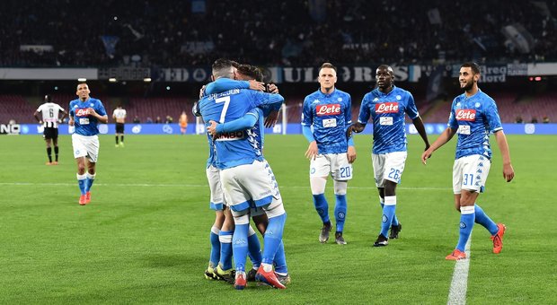 Napoli-Udinese, apre Younes e chiude Mertens, festa del gol al San Paolo. Paura per Ospina