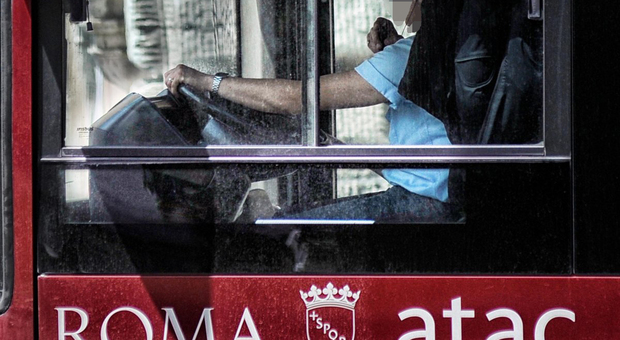 Roma, litiga con gli altri passeggeri e obbliga l'autista a fermare il bus per scendere: denunciato