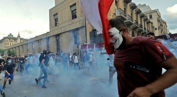 Beirut, il governo libanese si dimette: tensione in strada, sassi contro la polizia
