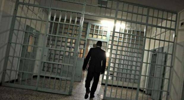 Spaccio di droga nel carcere di Fuorni, 47 arresti: c'è anche un agente penitenziario