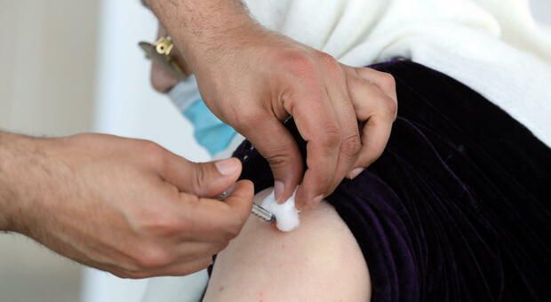 Vaccino Pfizer ai parenti: indagati 15 medici e infermieri a Oristano
