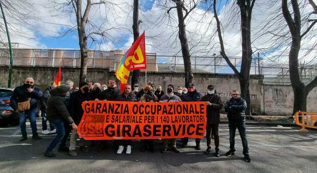 Napoli, la protesta degli ex dipendenti Giraservice: «Oltre un anno che non lavoriamo»
