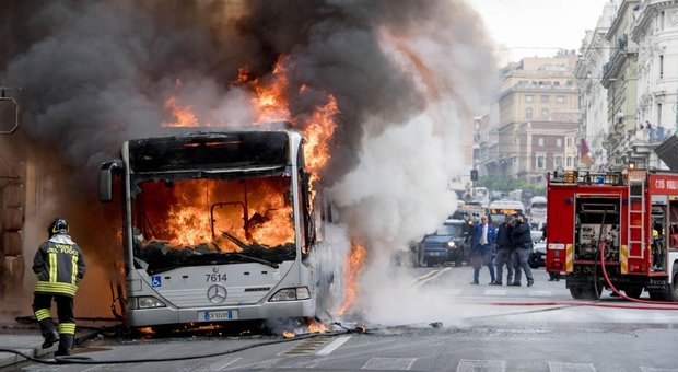 Roma, bus in fiamme, la vettura era vecchia: aveva 15 anni