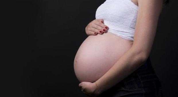 Donna incinta costretta a dormire su un pavimento per tre mesi: la denuncia choc
