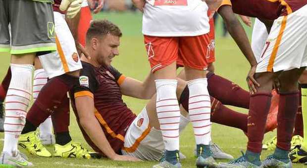 Roma, lesione al ginocchio per Dzeko sarà out per 3-4 settimane. Tempi lunghi anche per il recupero di Keita