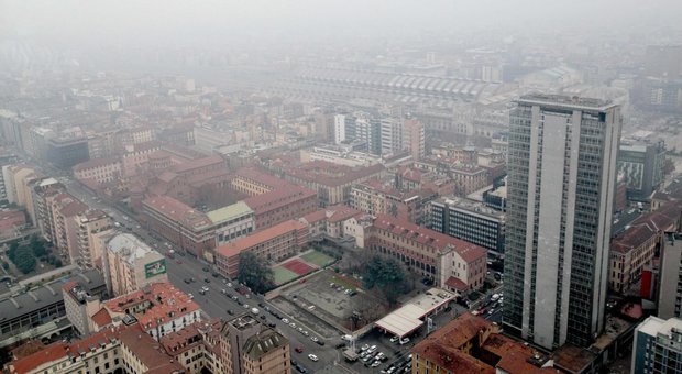 Smog, blocchi e polemiche: Roma in allarme, Milano senza auto