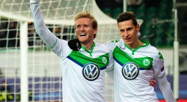Draxler e Schürrle festeggiano il gol segnato dal Wolfsbrug contro il Gent