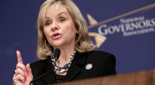 Oklahoma, legge per criminalizzare l'aborto: la governatrice pone il veto