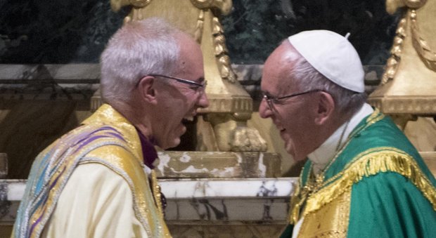 Donne-sacerdote e sessualità, il Papa e Welby: «Siamo lontani, ma prosegue dialogo»