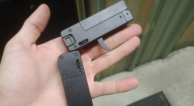 Una pistola piccola come una carta di credito: si può nascondere facilmente negli abiti