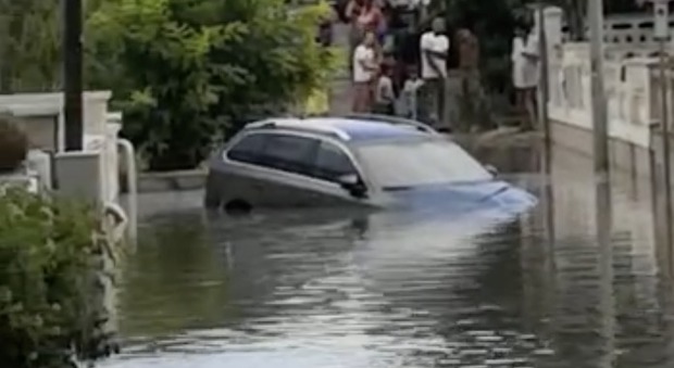 Taranto, bomba d'acqua sulla litoranea: strade allagate, grandine e auto bloccate