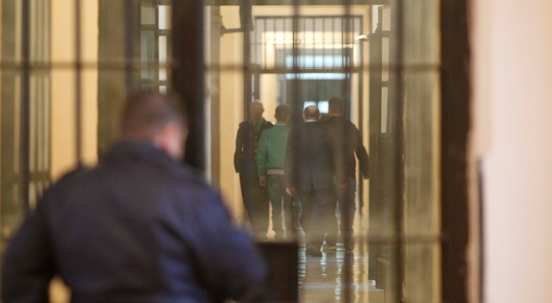 La denuncia del Sindacato autonomo polizia penitenziaria: «Ritrovamento di cellulari inquietante»