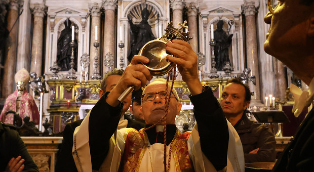 Una immagine recente del miracolo di San Gennaro nel Duomo di Napoli