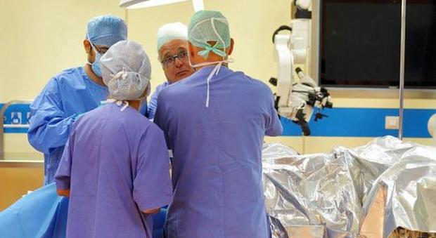 Resta invalido dopo l'operazione, ora chiede 75mila euro all'ospedale