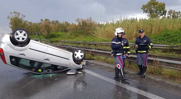 Incidente sulla Pontina, auto si ribalta ad Aprilia: un ferito