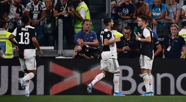 Cristiano Ronaldo, gol al Napoli ed esultanza polemica: imita il Var