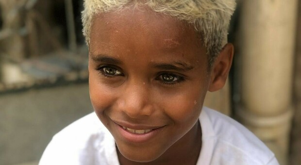 Un bambino di una favela del Brasile diventa un modello per alcune foto e il Web impazzisce