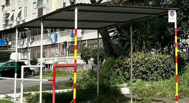 Tor Bella Monaca: tornano le tettoie per le auto dei boss. Le strutture abusive in via dell'Archeologia