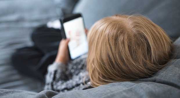 Generazione smartphone, boom di disturbi dell’apprendimento: problemi neuro psichici in aumento nei bambini